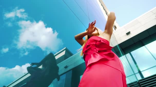 背景に鏡面を持つ赤いドレスを着た女性ダンサーのローアングルショット — ストック動画