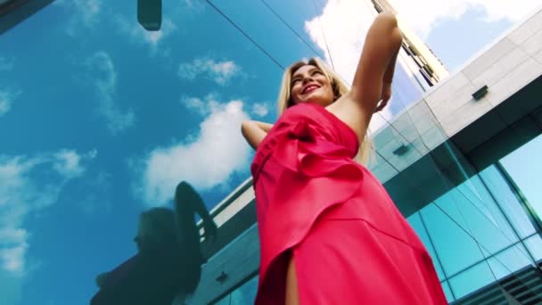 Низкоугольный снимок чувственной танцовщицы, выступающей в красном платье снаружи — стоковое видео