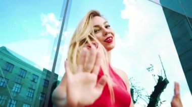 ayna cephe yakınında kırmızı elbiseli dans sarışın kadın düşük açı çekim