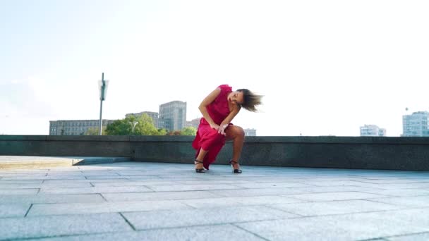 Danza freestyle por mujer rubia bonita realizando al aire libre en cámara lenta — Vídeos de Stock