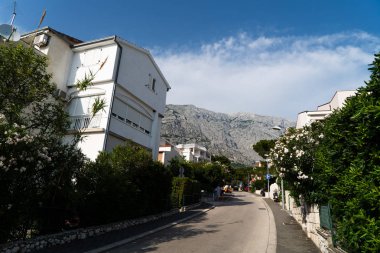 Biokovo dağlarının eteklerinde büyüleyici beyaz tatil kasabası