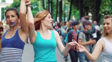Kharkiv, Ukrayna - 26 Mayıs 2019: Genç kadınlar Holi festivalinde parkta dans