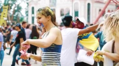 Kharkiv, Ukrayna - 26 Mayıs 2019: Holi festivalinde çok ırklı insan kalabalığı