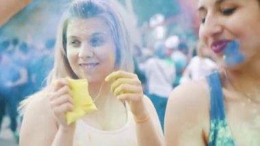 Kharkiv, Ukrayna - 26 Mayıs 2019: Kadınlar Holi festivalinde dans edip pudra atıyorlar