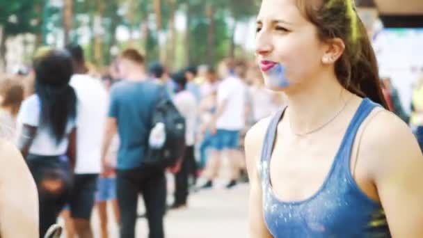 Kharkiv, Ukraina-26 maj 2019: flickor kastar färgglada pulver på Holi festival — Stockvideo