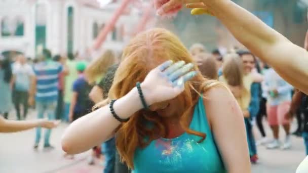 Kharkiv, Ucraina - 26 maggio 2019: ragazza dai capelli rossi ricoperta di polvere a Holi — Video Stock