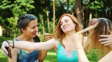 renkli toz üç kız Holi festivali kutladıktan sonra komik selfie yapmak