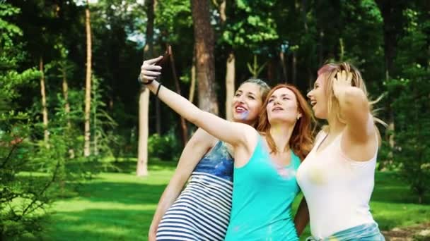 Groep vrouwelijke vrienden maakt selfie na het vieren van Holi Festival buiten — Stockvideo