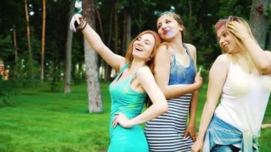 renkli toz tüm neşeli kadın arkadaşlar Holi fest sonra selfie yapmak