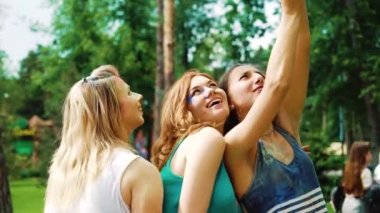 renkli toz güzel kızlar Holi festivali nden sonra komik selfie'ler yapmak