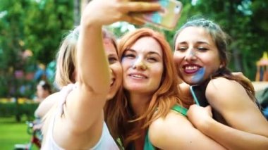 renkli toz gülmek ile boyanmış neşeli kızlar ve Holi fest sonra selfie yapmak