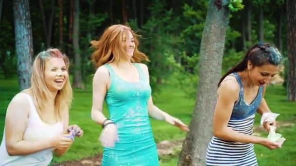Três amigas se divertem no festival de cores Holi no parque de verão — Vídeo de Stock
