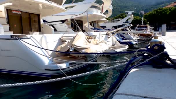 Розкішні яхти і вітрильні човни, причалені в середземноморській бухті в сонячний ранок — стокове відео