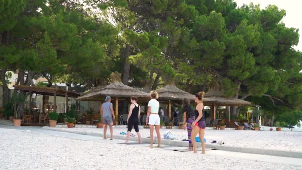 Baska Voda, Kroatië-12 jun 2019: mensen trainen op het strand en glimlach op de camera — Stockvideo