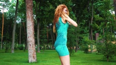 Holi kırmızı saçlı kız yavaş hareket yeşil parkta dansları boyar