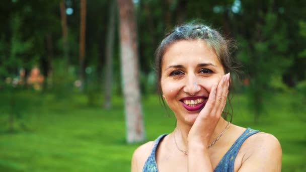 Portrait de jeune femme à Holi peint des sourires à la caméra — Video