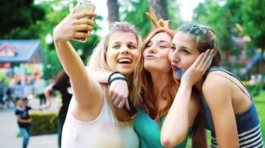 renkli toz üç kadın arkadaş Holi festivali nden sonra selfie fotoğraf yapmak