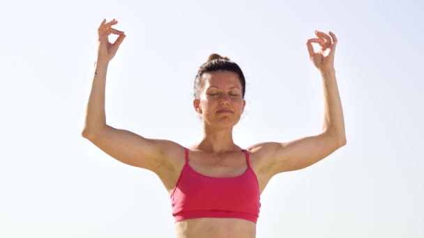 Arka planda dağlar ile rahatlatıcı yoga yapan kadının düşük açılı ark çekim — Stok video