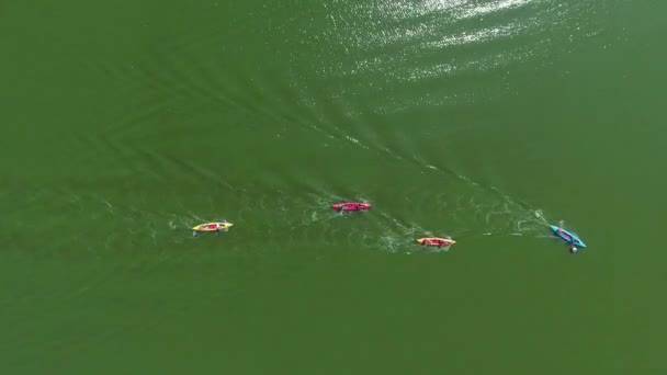 Antenna dall'alto verso il basso di kayaker bypassando boa durante la competizione acquatica — Video Stock