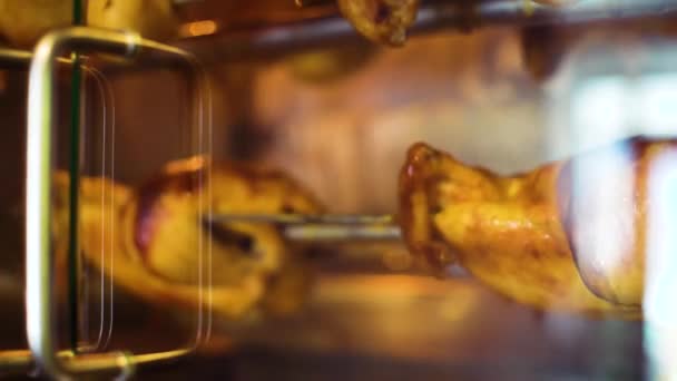 Großaufnahme Hühnergrill dreht sich in Rotisserie mit fallenden Fetttropfen — Stockvideo