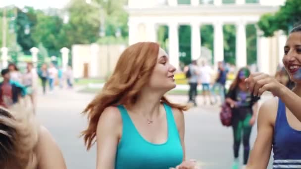Kharkiv, Oekraïne-26 mei 2019: vrolijke vrouwen dansen op Holi Festival in Park — Stockvideo