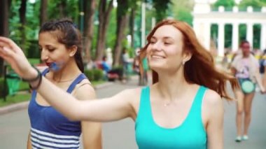 Kharkiv, Ukrayna - 26 Mayıs 2019: Holi'deki mutlu kızlar şehir parkında resim yapıyor