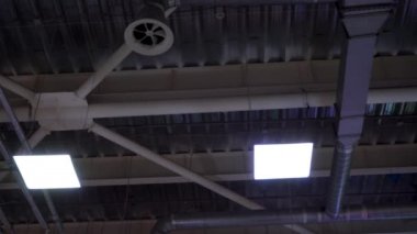 hvac sistemi boruları büyük alışveriş merkezinin tavanına asmak