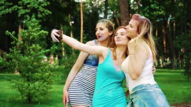 Holi boyalar üç kadın arkadaş selfie fotoğraf için komik yüzler yapmak