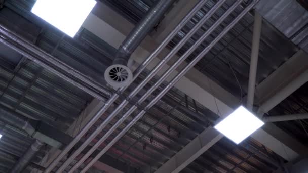 Industrial hvac system pipes and lamps on ceiling of big shopping center — Stock Video