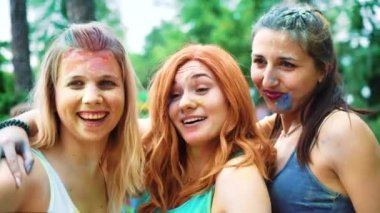 Kharkiv, Ukrayna - 26 Mayıs 2019: Kızlar Holi sonra selfie için komik yüzler yapmak