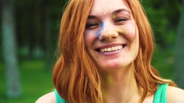 Gros plan portrait de rousse fille aux cheveux dans Holi festival poudre rire à la caméra — Video