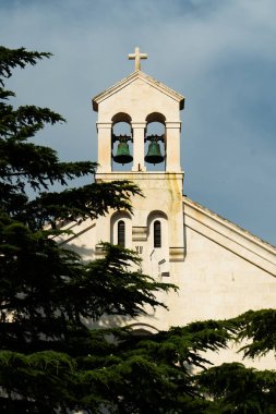 eski Hıristiyan Kilisesi çan kulesinde patina ile bakır çan