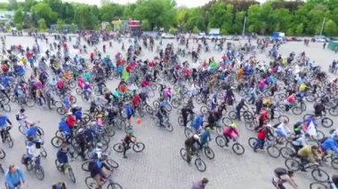 Kharkiv, Ukrayna - 20 Mayıs 2017: bisikletçilerin havası meydanda bisiklet geçit törenine başlıyor