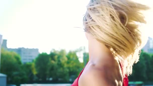 Портрет веселої блондинки, що танцює руками і дивиться на камеру — стокове відео