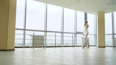 boş ofis lobisinde telefonda konuşurken genç sarışın kadının düşük açılı çekim