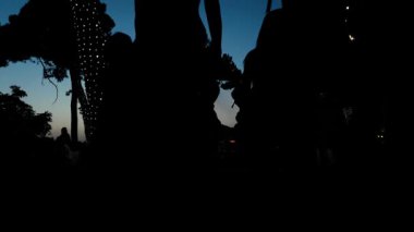 kamu parkta gün batımında bira ve gıda zanaat festivali