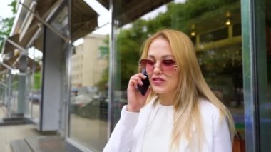 akıllı telefon dışarıda konuşan şık kıyafeti mutlu sarışın kadın