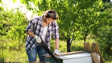 yaz bahçesinde kontrol gömlek testere ahşap tahta kadın Woodworker