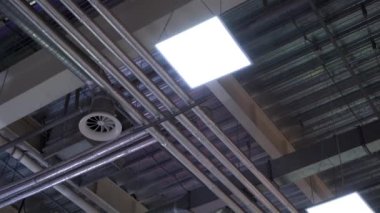 büyük endüstriyel binanın tavana HVAC sistemi havalandırma boruları