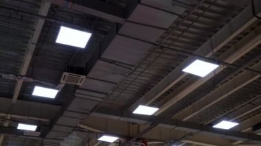 HVAC sistemi ve lambalar uzun borular büyük alışveriş merkezi tavana asmak