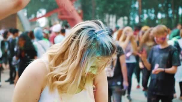 Харків, Україна-26 травня 2019: щасливий блондинка дівчина отримує Holi фарби на голові — стокове відео