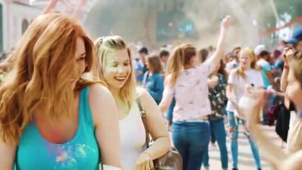 Харків, Україна-26 травня 2019: щасливі дівчата кидають Холя фарби на головах — стокове відео