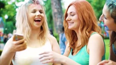Kharkiv, Ukrayna-Mayıs 26, 2019: Holi renkler kadınlar telefonda selfie almak