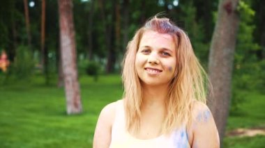 gülümseyen sarışın kız Holi festivalde renkli toz ile serpilir olmak