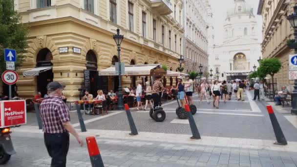 Βουδαπέστη, Ουγγαρία-Ιούνιος 13, 2019: νέοι άνθρωποι σε γυροσκόπιο στο κέντρο της πόλης — Αρχείο Βίντεο