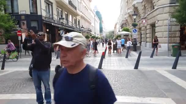 Budapest, Magyarország-június 13, 2019: soknemzetiségű emberek csoportja gyro robogók — Stock videók