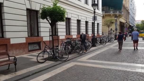 Βουδαπέστη, Ουγγαρία-Ιούνιος 13, 2019: εργαζόμενος γραφείο βόλτες με το ποδήλατό του στο δρόμο — Αρχείο Βίντεο