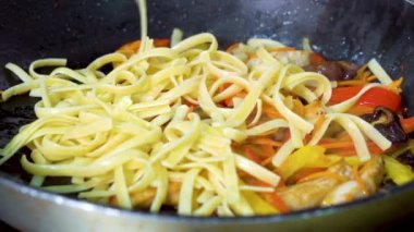 tavada sebze ve tavuk göğsü ile yakın pişirme makarna