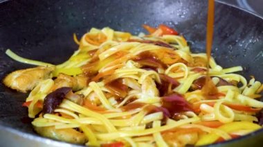 tavada sebze ile makarna kırmızı sos dökme closeup ve atmak