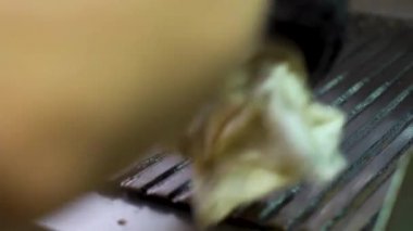 closeup aşçı büyük profesyonel ızgara sobayı ekstra yağ siler